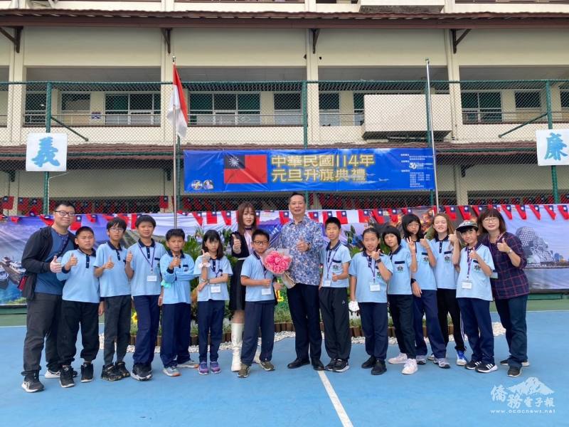 高雄市大同國小師生與駐印尼代表處大使洪振榮合影