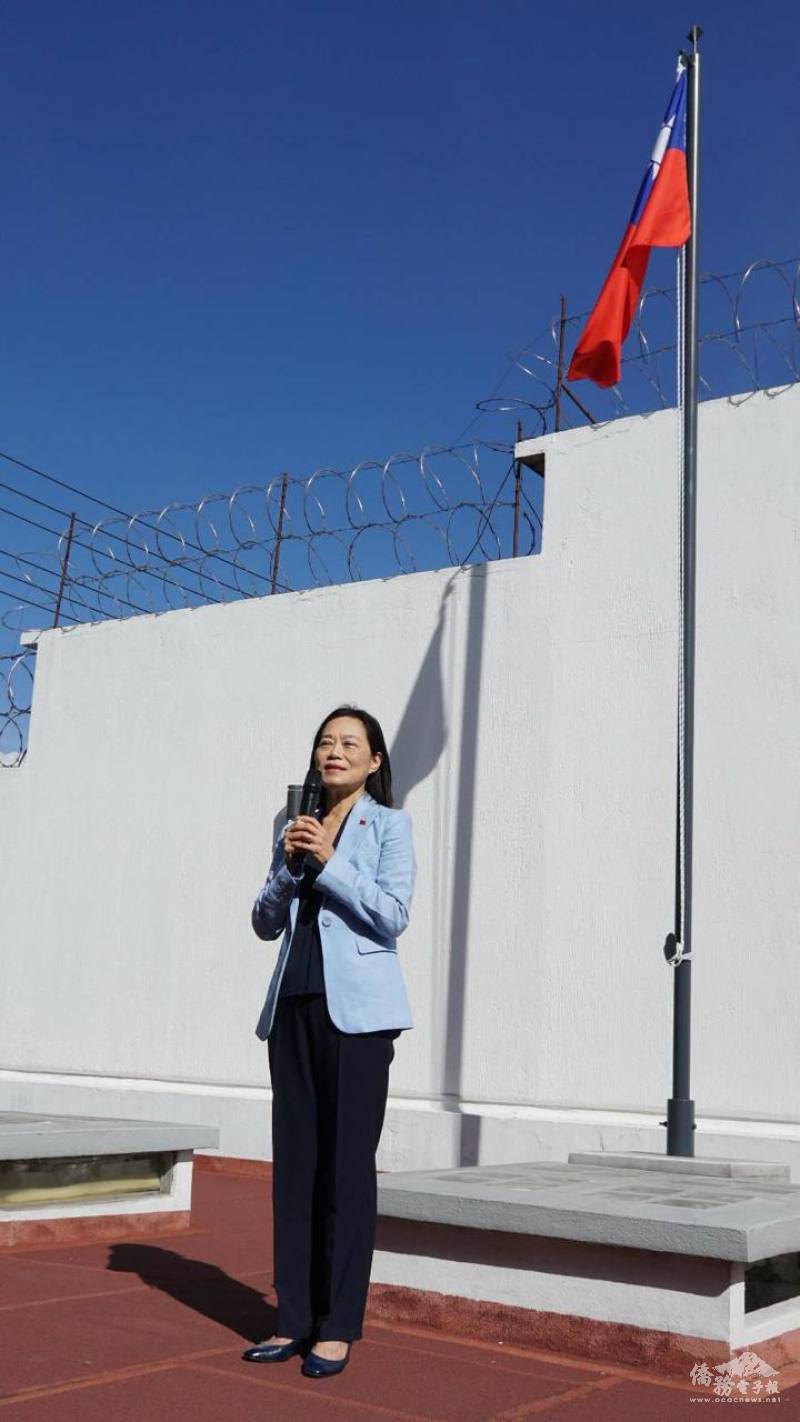 張俊菲於升旗典禮上致詞，勉勵僑胞繼續為臺瓜關係貢獻心力