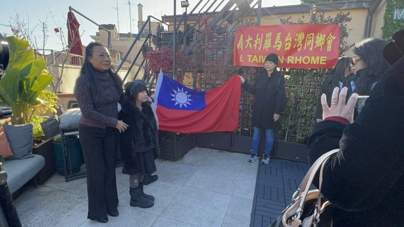 羅馬台僑舉辦元旦升旗典禮，由旅義聲樂家呂怡惠（左1）領唱國歌與國旗歌，許多久居海外的僑胞表示，看到巨幅國旗飄揚時熱淚盈眶。