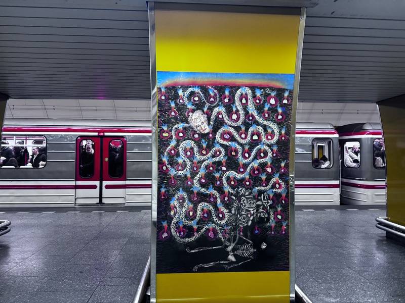 烏克蘭哈爾科夫（Kharkiv）兒童在戰火下創作的藝術作品「地下花園」（Underground Garden）近期在捷克地鐵站「國家大道」（Národní třída）展出