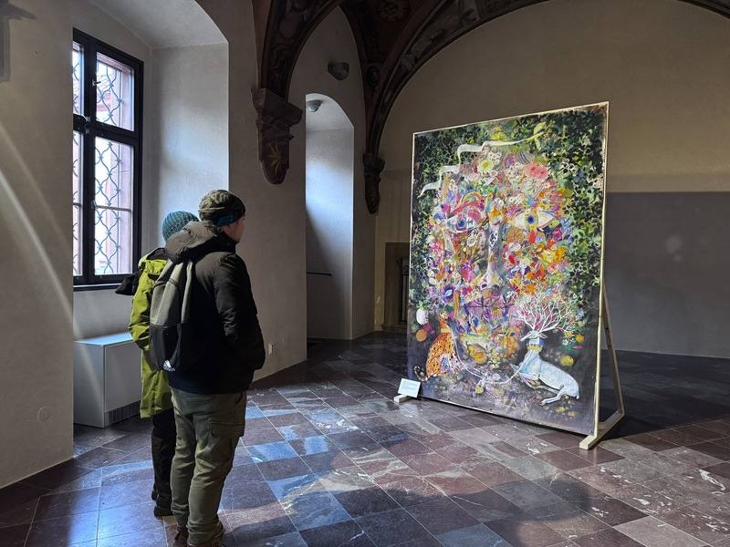 捷克展出烏克蘭兒童創作，象徵戰爭中的堅韌與希望，吸引遊客駐足觀賞