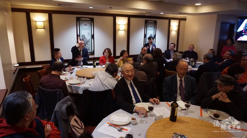 楊懿珊向僑領介紹新到任的黃正杰