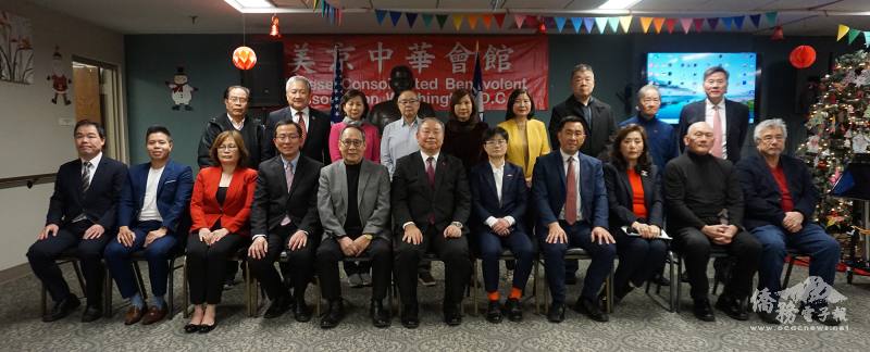俞大㵢、駐美國代表處公使楊懿珊、新到任的華府文教中心主任黃正杰與美京中華會館元老、新舊任主席、副主席及主要幹部合影