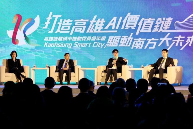「高雄智慧城市推動委員會年會」3日登場，市長陳其邁（右2）與鴻海董事長劉揚偉（右）、輝達（NVIDIA）全球副總裁暨台灣區總經理邱麗孟（左）、國發會主委劉鏡清（左2）對談，聚焦高雄AI產業發展優勢與願景。（高雄市政府提供）