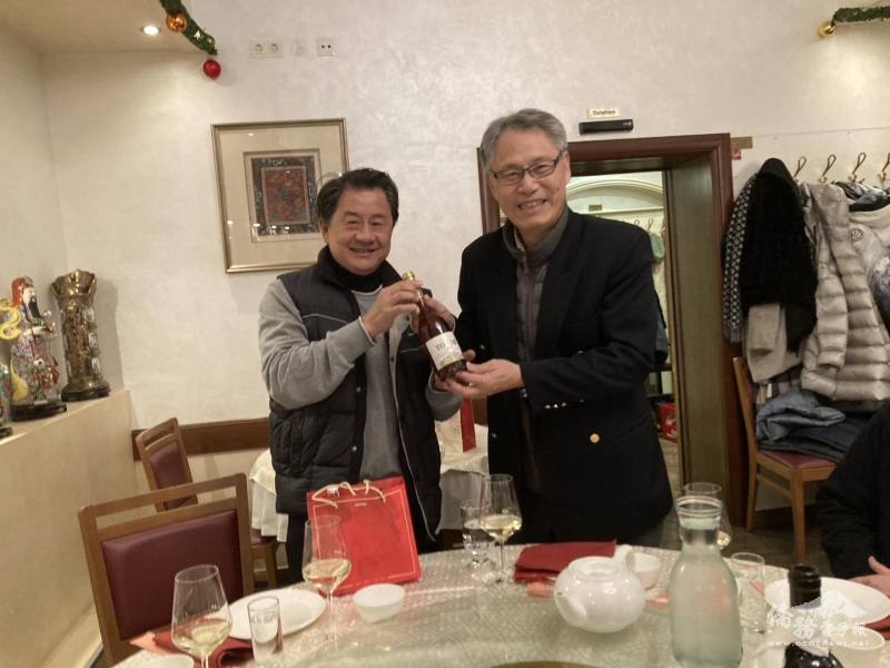 奧地利臺灣商會會長宋屏林(左)致贈劉玄詠(右)奧地利香檳作為見面禮