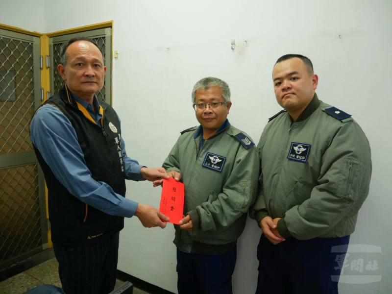 屏東縣軍人服務站專員袁光武關懷慰問空軍第六聯隊場站中隊黃上士