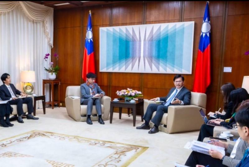 外交部長林佳龍接受「日經亞洲」記者Thompson Chau（中）及「日本經濟新聞」支局長羽田野主（左）訪問，強調日本應加速推動與台灣洽簽「經濟夥伴協定」（EPA）並協助台灣加入「跨太平洋夥伴全面進步協定」（CPTPP）