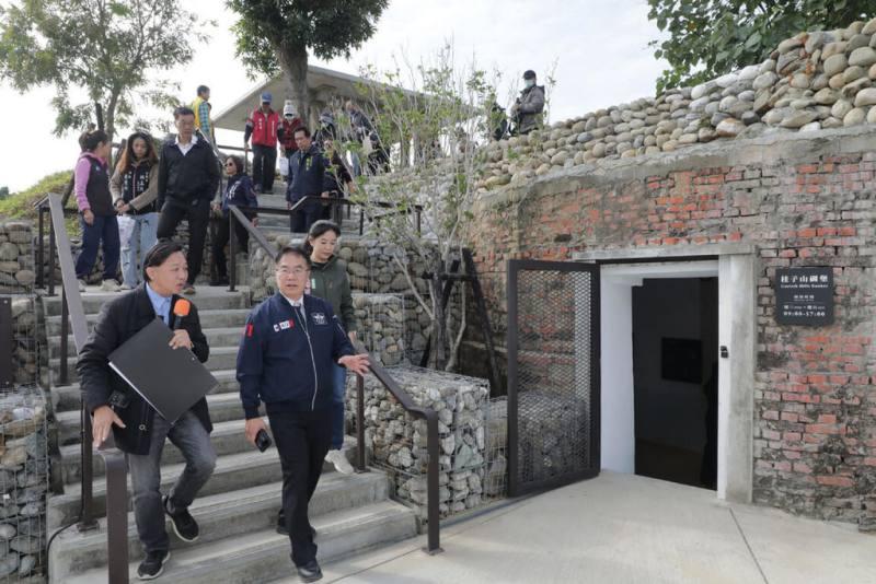 台南市水交社文化園區內重要地標「桂子山」經重新規劃後8日啟用，市長黃偉哲（前左2）前往參觀。（台南市政府提供）