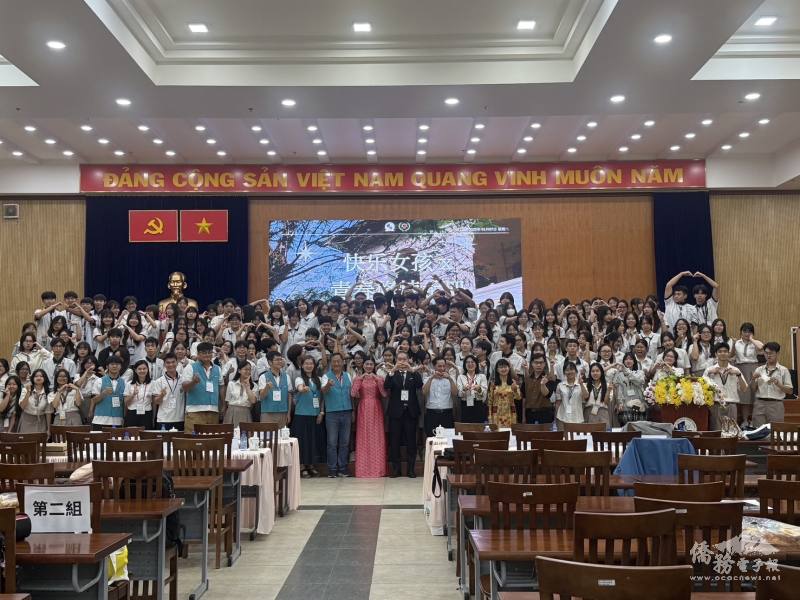 胡志明市臺灣學校與黎鴻峰資優高中文化交流活動合影