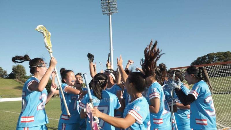 台灣女子袋棍球代表隊（圖）7日在世界錦標賽亞太區資格賽以13比10擊敗紐西蘭，不僅確定以分組前2名晉級4強，更搶下2026年女子袋棍球世錦賽門票，寫下隊史新的里程碑。（中華民國袋棍球運動協會提供）