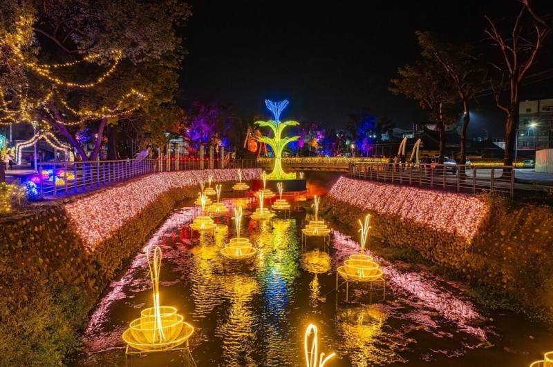 2025屏東燈節11日將正式登場，今年為發揚客家文化與特色，首次推出「客家燈區」，以「光影綺想」為主題，搭配竹田驛園光環境，詮釋六堆客庄豐富文化與魅力。（屏東縣政府提供）