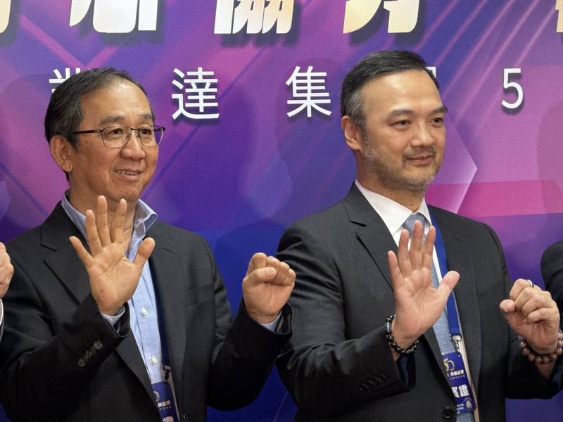 代工廠英業達12日舉辦50週年旺年會，首度移師台北小巨蛋，共有近1萬1000人參與，英業達董事長葉力誠（右）、總經理蔡枝安（左）會前接受媒體採訪，比出象徵50的手勢，期許營運再創佳績