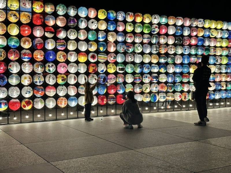 2025花蓮太平洋燈會將於1月17日至2月16日在花蓮市日出大道亮相，由1500名小學生完成「希望之牆」，學童以純真與創意彩繪出1500顆燈籠，每盞燈籠都滿載夢想與祝福，象徵花蓮從「心」出發，邁向璀璨未來。（花蓮縣政府提供）