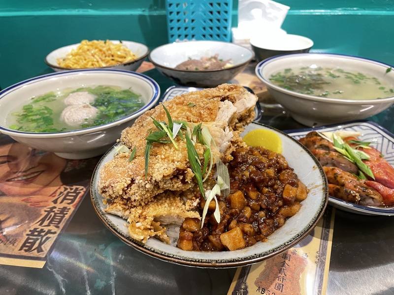 「家裡沒煮」除了販售一碗人民幣15元的滷肉飯，還結合上海人對台菜的印象，推出雞排滷肉飯、皮蛋滷肉飯