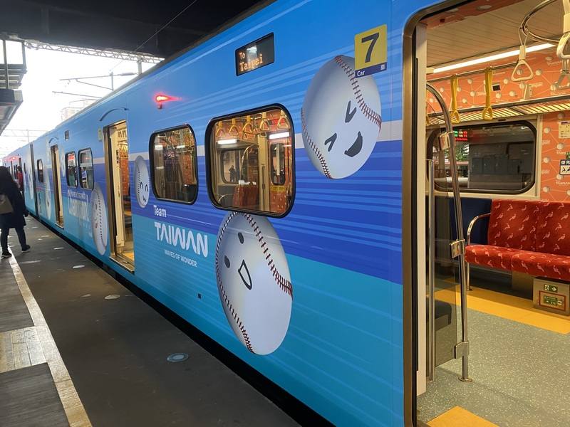 台鐵Team Taiwan「微笑冠軍號」彩繪列車15日在新北市樹林火車站啟航，以EMU800型電車塗裝，車廂內外都以棒球為主要元素