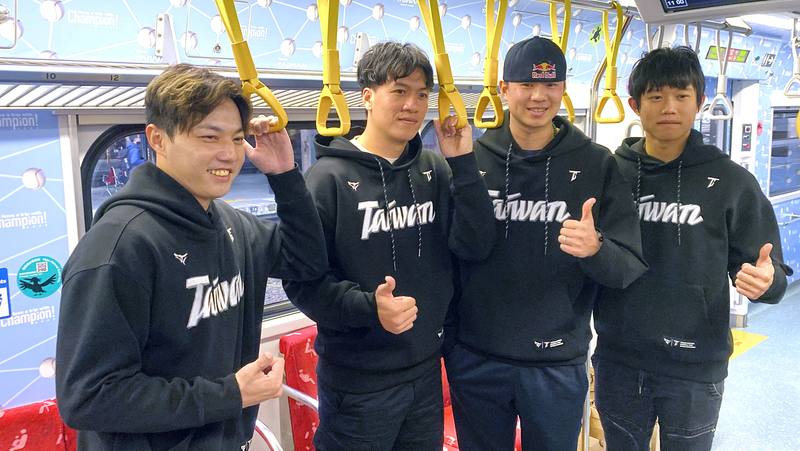 台鐵Team Taiwan「微笑冠軍號」彩繪列車15日在新北市樹林火車站啟航，世界12強棒球賽冠軍國手陳冠宇（右起）、黃子鵬、林立、郭俊麟應邀體驗搭乘
