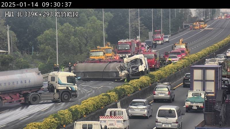 大貨車及槽車追撞翻覆事故