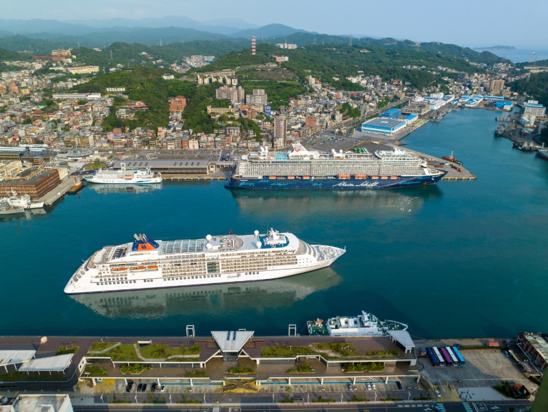 赫伯羅特郵輪歐洲2號(前)及途易郵輪邁希夫5號(後)雙輪會(臺灣港務公司基隆港務分公司提供)