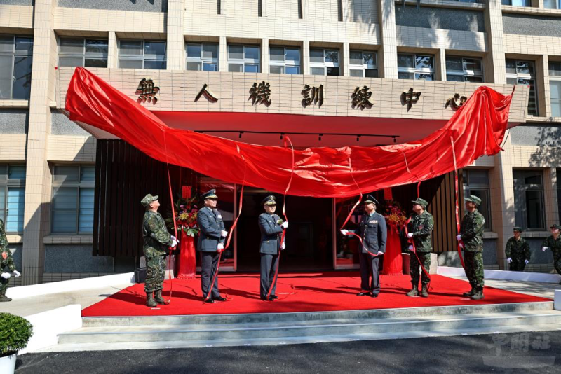 陸軍司令呂坤修上將主持陸軍教準部無人機訓練中心編成典禮。（青年日報記者孫建屏攝）
