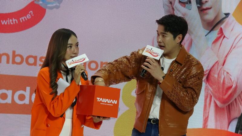 暱稱為Alek的泰國男星提拉德（右）18日現身泰國春季旅展的台灣館，他在台上抽出多樣獎品送給粉絲