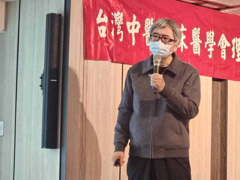 台灣中醫臨床醫學會常務理事曹偉（圖）19日出席研討會，分享「早發性卵巢早衰中醫治療優勢」，指出早發性卵巢衰竭在中醫古籍文獻早已記載，包含明朝成書的景岳全書婦人規等都有提到，可歸屬於中醫的閉經、不孕、血枯範疇