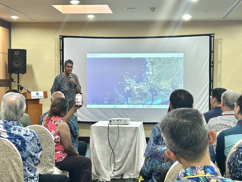 帛琉總統惠恕仁親自向我國代表團團員簡報帛琉觀光資源。