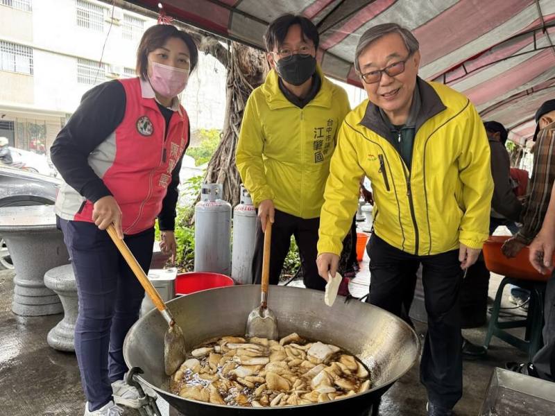 台中市南區國光社區發展協會年前寒冬送愛心年糕，19日出動50名志工製作手工年糕，民進黨台中市議員陳雅惠（左）、江肇國（中）也加入搗年糕行列。（民眾提供）