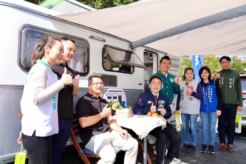 台南市政府於新化虎頭埤風景區打造「虎埤泛月」生態遊憩設施及露營區，市長黃偉哲（左4）19日參觀現場展示露營車。（台南市政府提供）