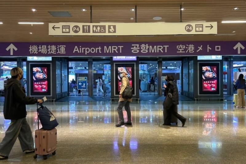 桃園國際機場公司19日表示，春節期間機捷提早加班發車及國道客運巴士增開，航警局與移民署也提前在上午5時開滿安檢線與自動查驗通關，建議旅客在班機起飛前3小時抵達辦理手續。（桃園國際機場公司提供）