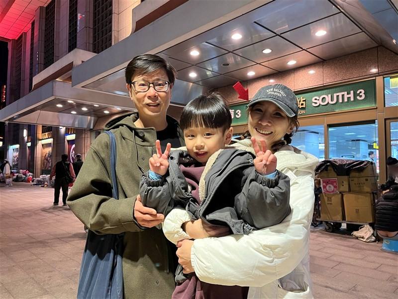Jacky Chou (left), his wife (right), and their son volunteer at a year-end banquet outside Taipei Main Station for the city’s homeless community on Friday. CNA photo Jan. 18, 2025