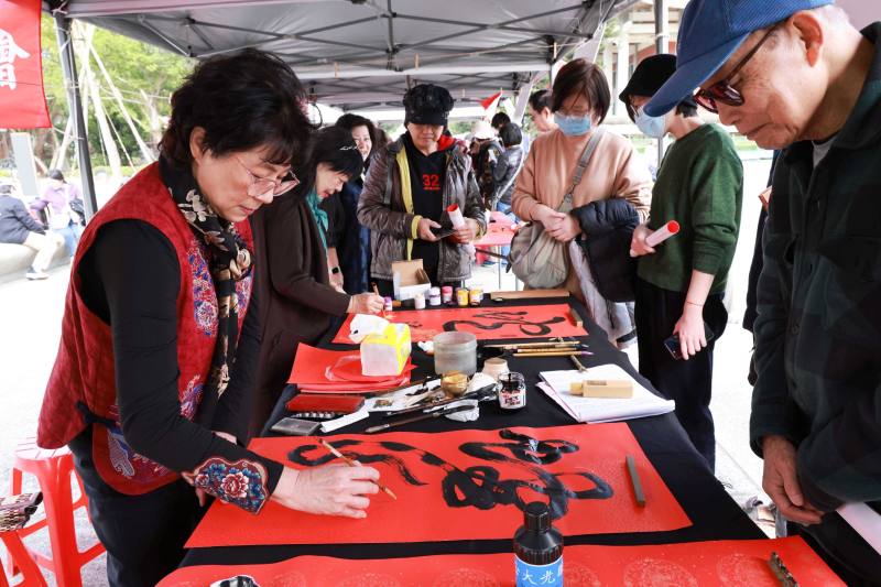 書法家現場揮毫贈予民眾