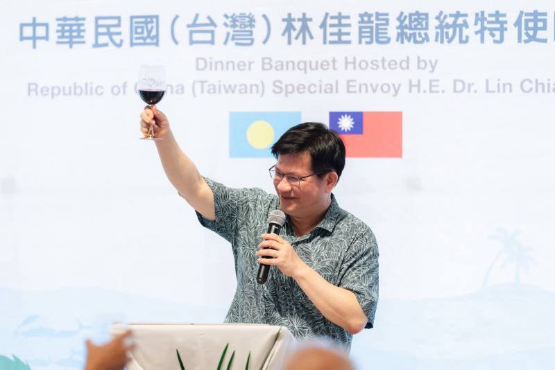 林總統特使於特使晚宴中祝酒祝賀帛國新政府成立。