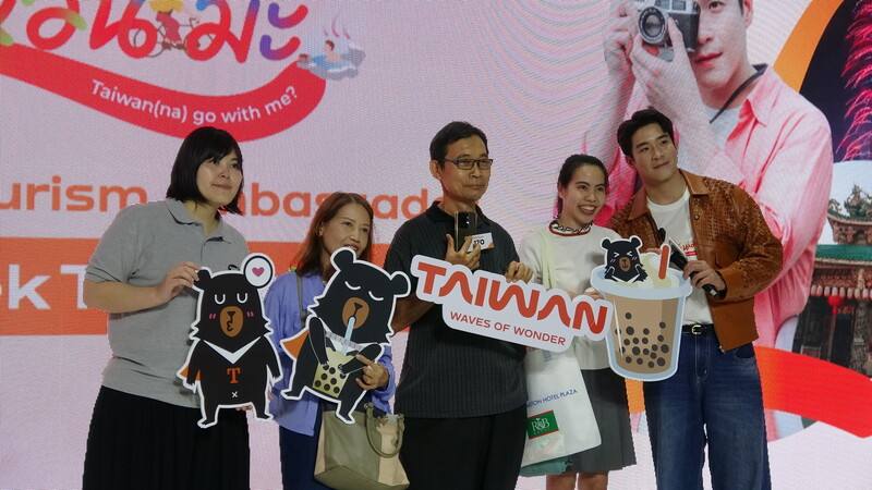 暱稱為Alek的泰國男星提拉德（右1）18日現身泰國春季旅展的台灣館，抽出多樣獎品送給粉絲後和粉絲合照