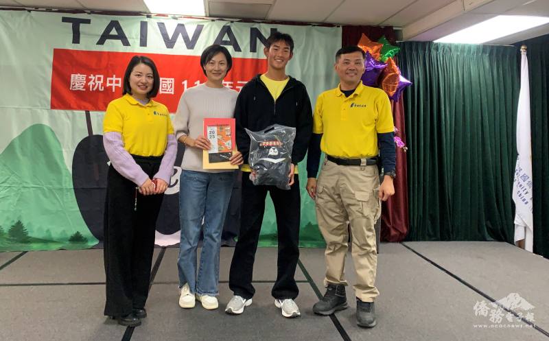 FASCA-OC 導師吳俊毅(右一)及榮于嫺(左一)致贈僑委會紀念品給經驗分享人蔡尚廷(右二)及Karen(左二)。