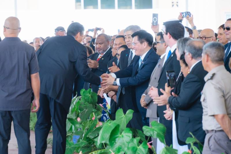 我國總統特使外交部長林佳龍（右七）於就職儀式中與帛琉總統惠恕仁（Surangel Whipps Jr.，左二）握手致意。