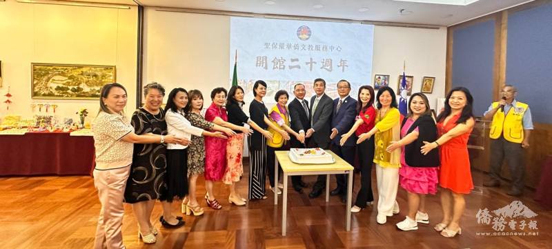 全體貴賓合切生日蛋糕