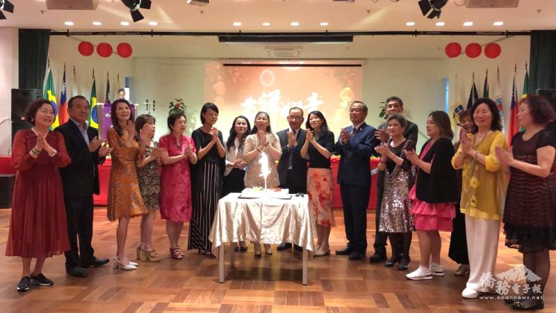 貴賓們與1月份的壽星一同唱生日快樂歌