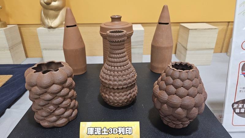 新北市鶯歌工商研發以石門水庫淤泥為材料，將傳統製陶工藝結合3D列印，打造出獨特「庫泥燒」，有別於一般瓷土、陶土，淤泥燒製溫度較低也較省能源，收縮比較大且燒製成品是磚紅色。(中央社提供)