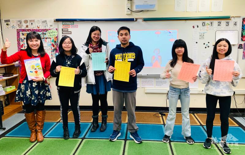 七、八年級班學生與任課教師詹珂瑜完成認字馬拉松活動，開心合照留念