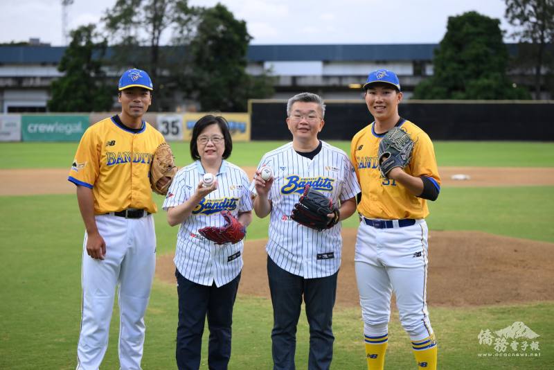 開球儀式合影(由左至右：統一7ELEVEn獅選手姚杰宏、兆豐銀行總經理黃永貞、中華職業棒球大聯盟會長蔡其昌、臺鋼雄鷹選手謝葆錡)