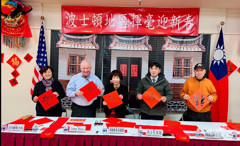 (右起) 蔣宗壬、高家富、郭競儒、John Rice、黃周麗桃向大家拜早年
