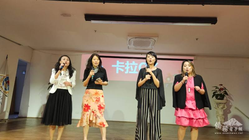 左起：臺貿中心主任施懿倫、許玉芳、駐聖保羅辦事處代館長徐澤玗及巴西聖保羅國際傑人協會副會長滕界俐共同合唱