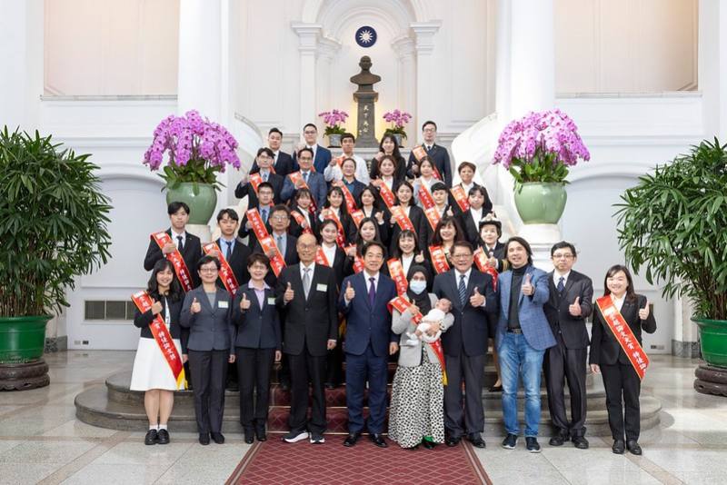總統與「『2024第十七屆崇越論文大賞』特優與優等論文得獎碩博士生及主辦單位代表」合影(總統府提供)