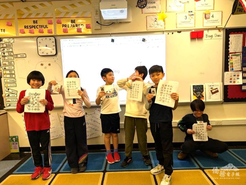 四年級班學生完成認字馬拉松活動，開心合照