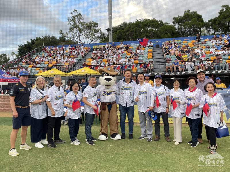 貴賓合影為臺灣日揭開序幕