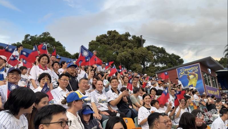 臺灣日吸引滿場球迷，布里斯本市長（中）Adrian Schrinner也受邀參與