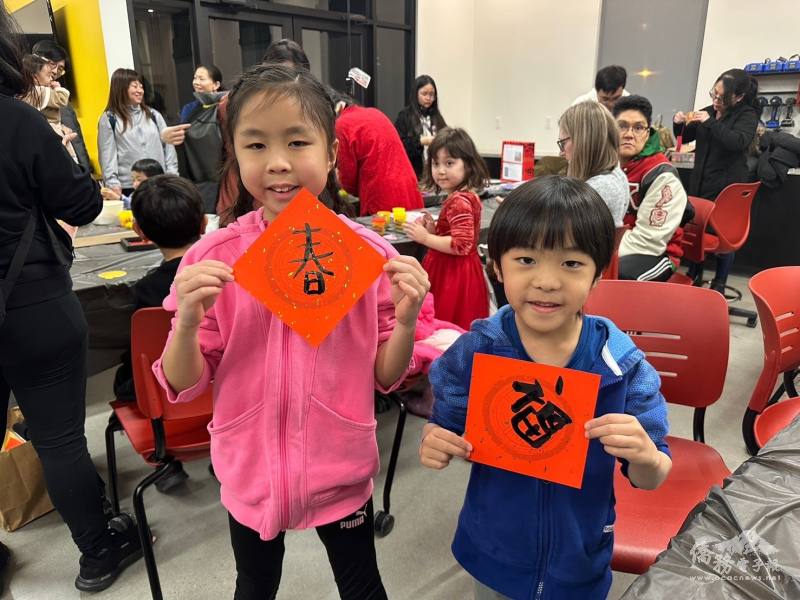 小朋友第一次體驗毛筆寫春活動很開心