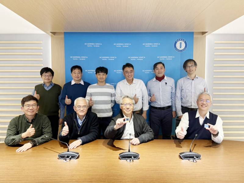 中研院與國內學者組成下世代太陽能電池研發團隊，成功開發出光－電轉換效率超過31%的下世代（疊層式鈣鈦礦/矽基）太陽能電池元件，效率較市售最新產品高出3成以上。前排右2為中研院長廖俊智。（中研院提供）