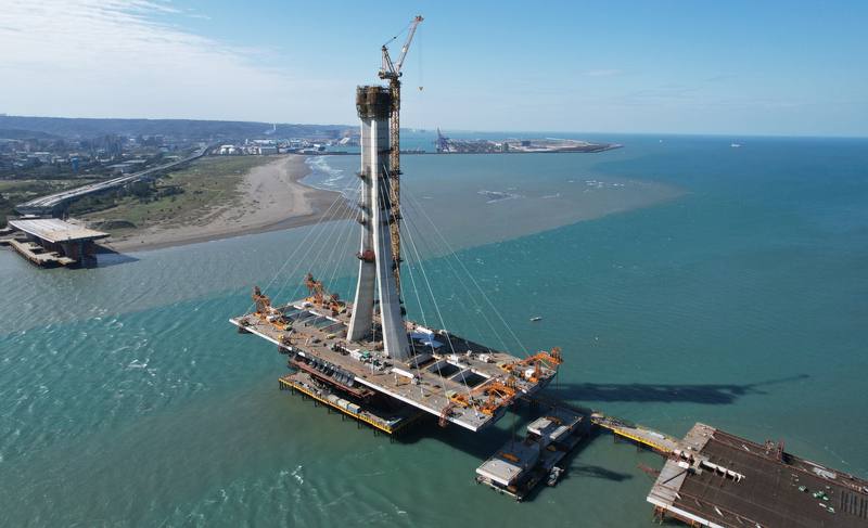 淡江大橋目前工程進度逾77%，預計可在114年底如期完工，115年3月通車，將成為台灣新地標。圖為淡江大橋1月18日施工進度。(中央社提供)