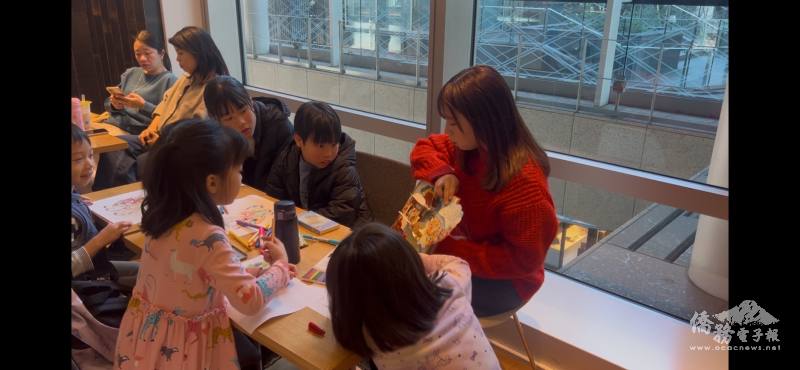 一邊聽繪本一邊聊臺灣過年的小朋友們